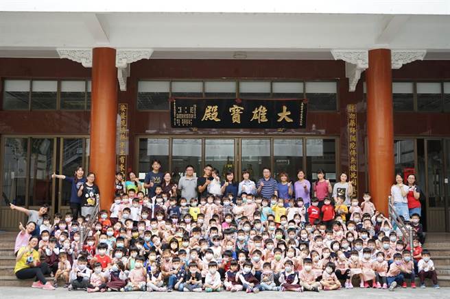 嘉义县朴子市模范儿童颁奖活动，市长吴品叡（最后一排右八）亲自到各校颁奖给得奖小朋友。（朴子市公所提供／张毓翎嘉义传真）