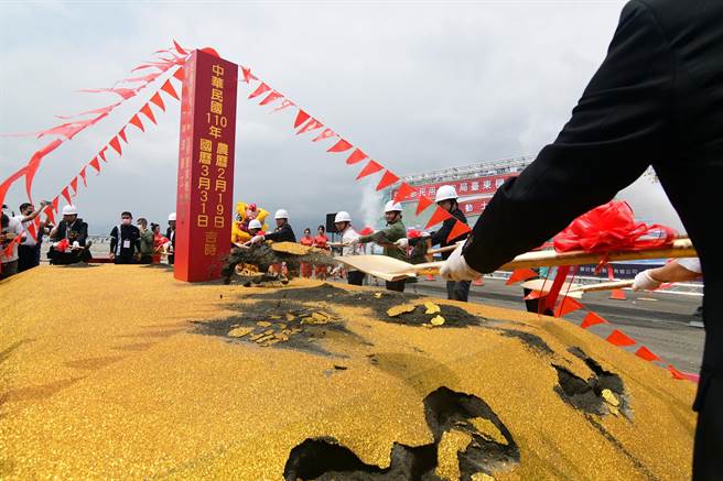 迎接疫后观光，台东机场道面改善工程，今天举行动工仪式。（庄哲权摄）