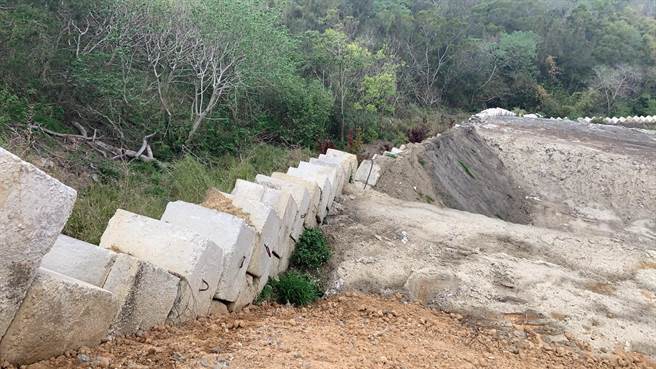 苗栗县境内山坡地违规开挖案件，开始出现类似混凝土方块堆迭作为边坡挡土设施，造桥山区有业者设置5公尺高挡土墙回填土方，苗栗县政府依法开罚。（苗栗县政府提供／何冠娴苗栗传真）