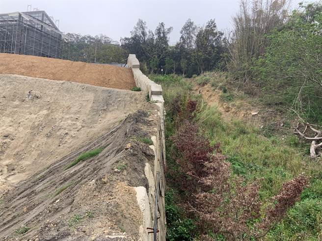 苗栗县境内山坡地违规开挖案件，开始出现类似混凝土方块堆迭作为边坡挡土设施，苗栗县政府发现造桥山区有业者设置5公尺高挡土墙回填土方，依法开罚。（苗栗县政府提供／何冠娴苗栗传真）