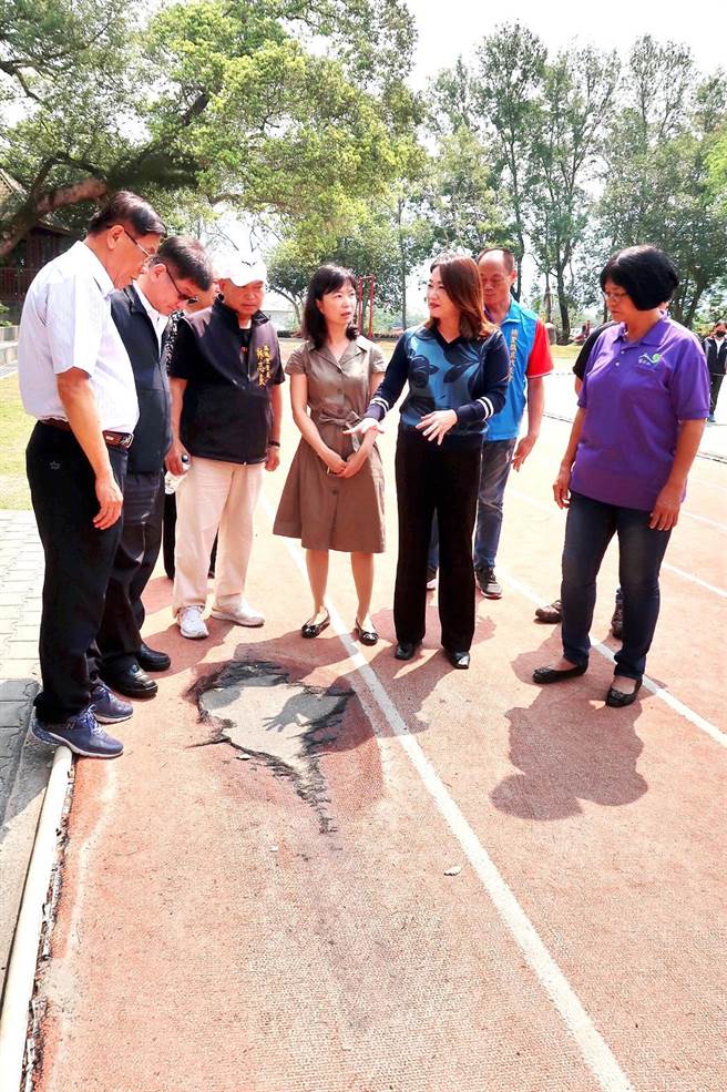 南投县长林明溱（左）、立委马文君（右二），会勘溪南国小跑道。（马文君服务处提供／廖志晃南投传真）