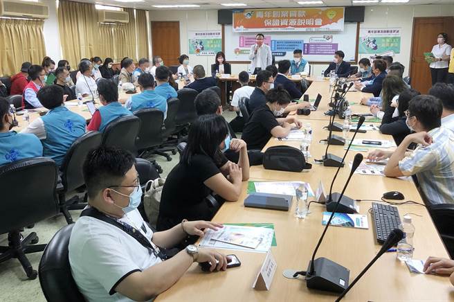 近百位青年創業家聚精會神聆聽解說，會後也利用六大行庫提供的服務進一步諮詢，希望為創業打下一個好的起點。（陳世宗攝）