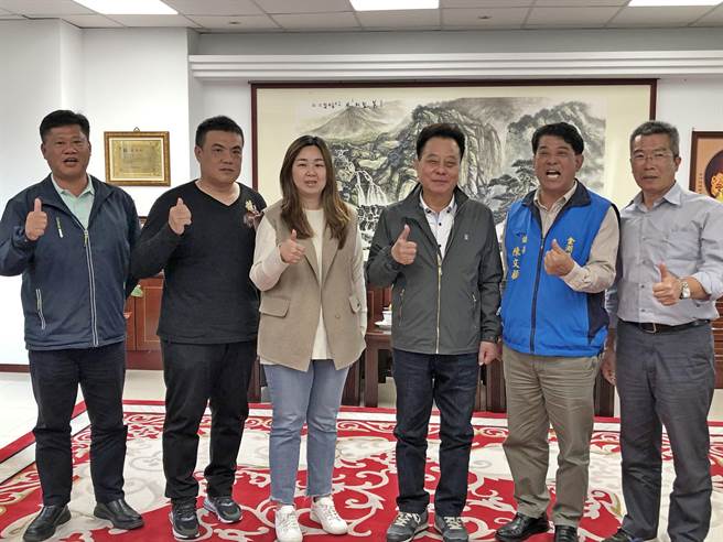 金門縣議長洪允典（右三）與5鄉鎮長一起喊出「金門加油!」表明全力支持縣政運作。（李金生攝）