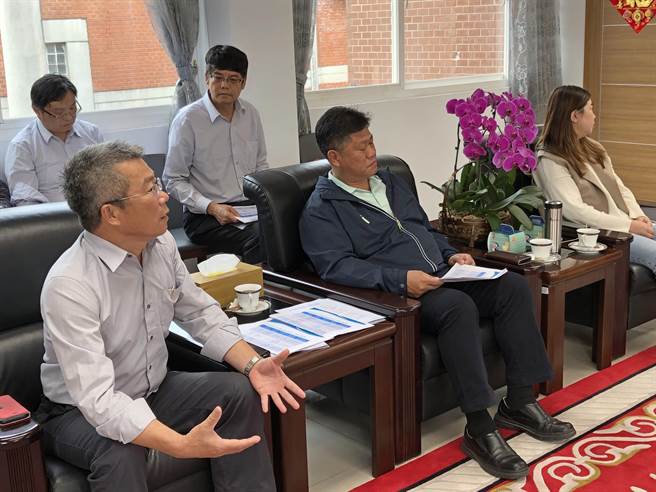 5位鄉鎮長下午專程拜會縣議會，就各轄區遭到直接或間接波及的重大工程，與縣議長洪允典溝通。（李金生攝）