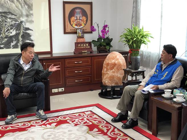 洪允典議長向鄉鎮長說明縣議會監督縣政，為鄉親荷包把關的責任。（李金生攝）
