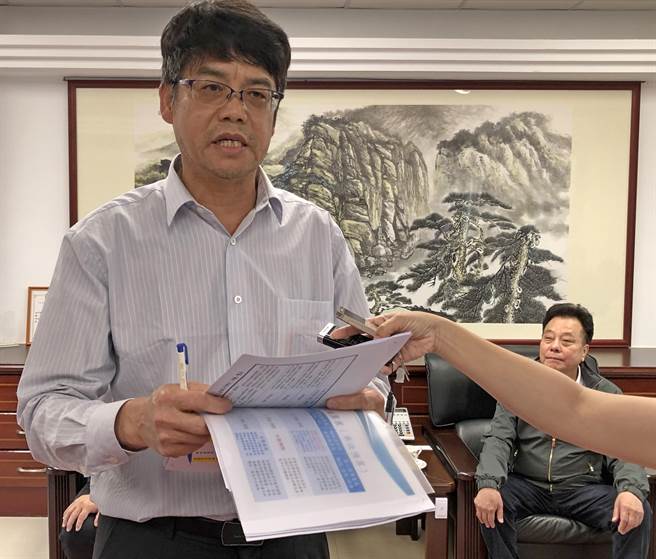 金門縣議會議事主任陳勵志宣讀聲明，望縣府莫再搞誤導縣民、抹黑和帶風向，違反民主風度與混淆視聽的事。（李金生攝）