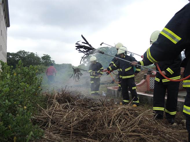 大溪分隊在一天山生命紀念館及大溪第一公墓辦理清明搶救演練。（邱立雅攝）