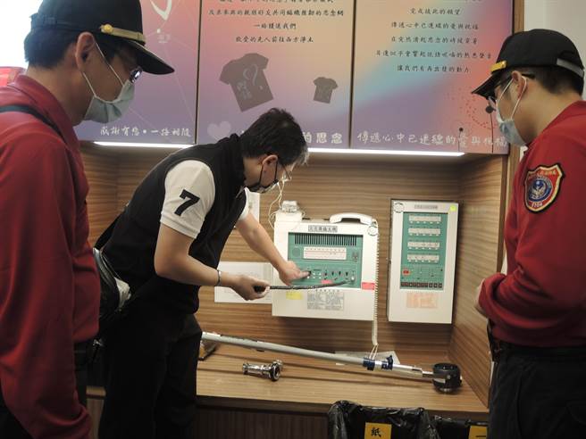 大溪分隊於轄內納骨塔及公墓辦理消防安檢測試暨自衛消防編組演練。（邱立雅攝）