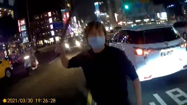 一名機車騎士不滿汽車駕駛轉彎時靠太近，前去理論竟遭汽車駕駛掄球棒毆打。（擷自臉書／邱立雅桃園傳真）