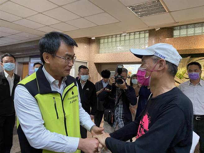 农委会主委陈吉仲(左)，珍爱藻礁公投领衔人潘忠政(左)。（李柏澔摄）