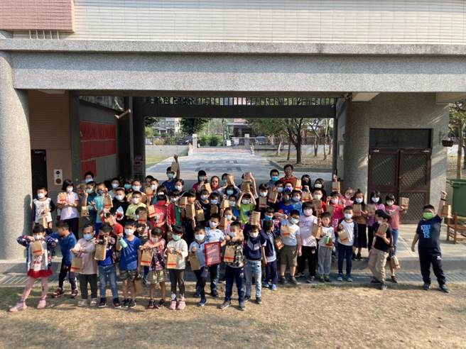 集集鎮公所贈送兒童節禮物，由小朋友自己票選決定。（集集鎮公所提供／廖志晃南投傳真）