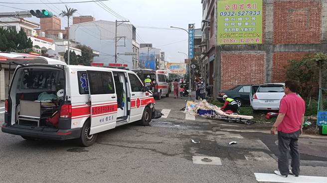 苗栗縣頭份市信東路與文化街附近今（31日）下午發生意外事故，救護車遭撞後，車上命危者等不及送醫身亡。（警方提供）