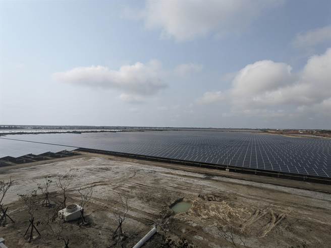 台电利用台南市将军、七股区废弃的214公顷盐滩地，打造总装置容量达150MW的盐田光电场，昨日正式启用，预计年发电量可达2亿度，将可提供约5.7万个家庭的全年用电量。（庄曜聪摄）