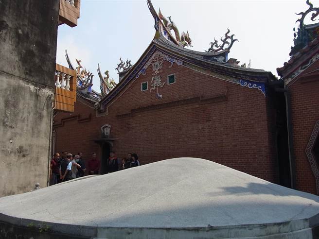 云林县北港镇义民庙「庙冢合一」，吸引桃园市平镇区褒忠祠义民庙前来交流。（张朝欣摄）