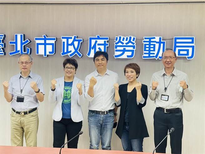 （北市勞動局副局長江明志（左起）、北市勞動局長陳信瑜、台北市網路平台外送員職業工會理事長鄭力嘉、富胖達股份有限公司資深公共事務經理郭昕宜、北市勞動局職業安全衛生科長陳伯端。圖／勞動局提供）
