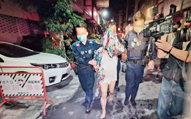 警方見老翁（前中）只穿內衣褲，精神不佳，先帶回派出所偵訊。（讀者提供／張妍溱台中傳真）