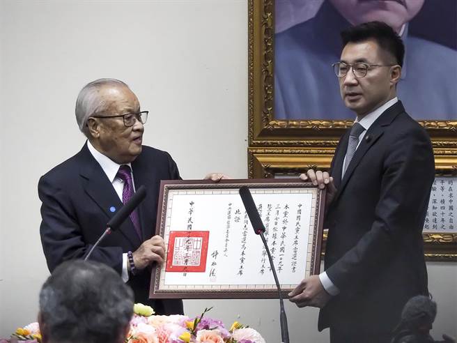 江启臣去年3月就职党主席，由许水德监交及颁授证书。（黄福其摄）