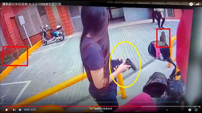 獼猴鎖定外送食物，女大生持BB槍取餐防搶。(翻攝畫面)
