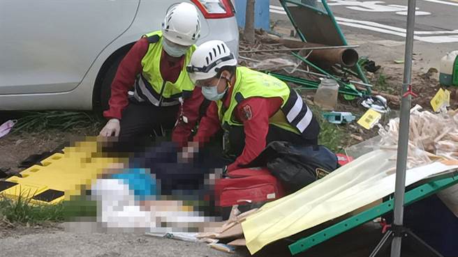 苗栗縣頭份市信東路與文化街附近今（31日）下午發生意外事故，救護車遭撞後，車上命危者等不及送醫身亡。（警方提供）