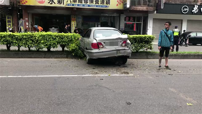 車子無故暴衝，男子衝上中央分隔島。（翻攝照片／陳彩玲基隆傳真）
