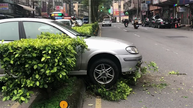 車子無故暴衝，男子衝上中央分隔島。（翻攝照片／陳彩玲基隆傳真）