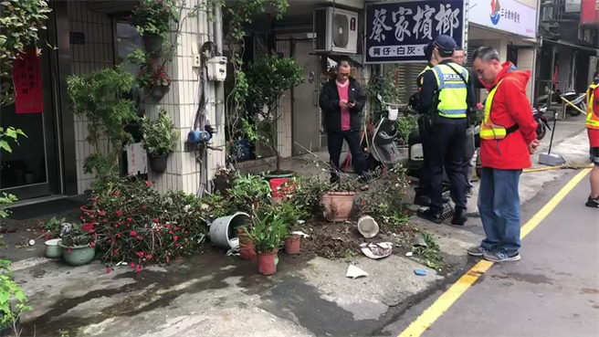 車輛往後暴衝，撞上路邊住家，房子外圍的盆栽散落在地，凌亂不堪。（翻攝照片／陳彩玲基隆傳真）