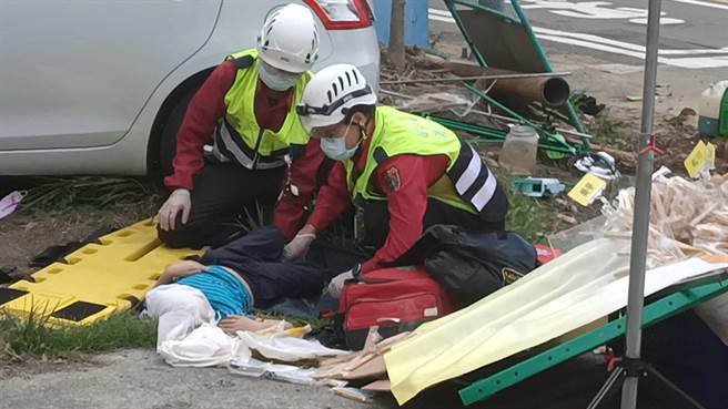 小轎車上男童受傷送醫。（讀者提供／謝明俊苗栗傳真）