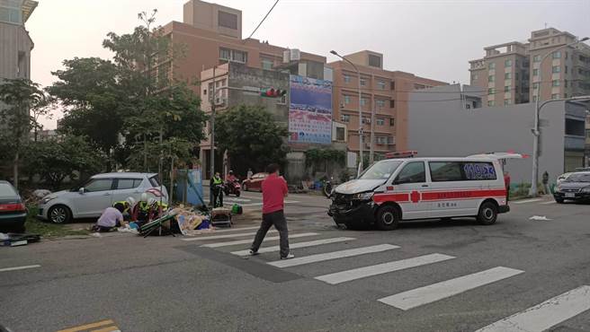 頭份市消防分隊救護車與小轎車發生車禍，波及路旁攤販。（讀者提供／謝明俊苗栗傳真）