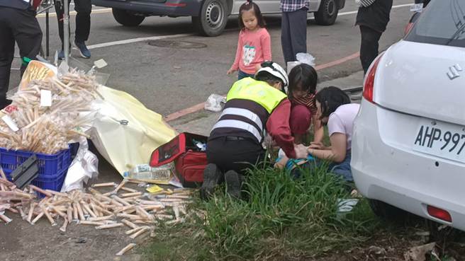 頭份消防分隊救護車與小轎車車禍，波及路旁攤販。（讀者提供／謝明俊苗栗傳真）