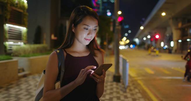 LINE MOBILE今突发出公告，表示和远传的合作4/19到期，让大多用户觉得太突然。(达志影像/示意图非当事人)