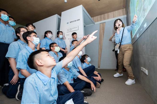 台泥企业旗下台泥绿能31日在彰滨工业区，启用全国第一座AFC智慧储能系统设置，线西国小参观「绿能愿景馆」。（台泥绿能提供／吴敏菁彰化传真）