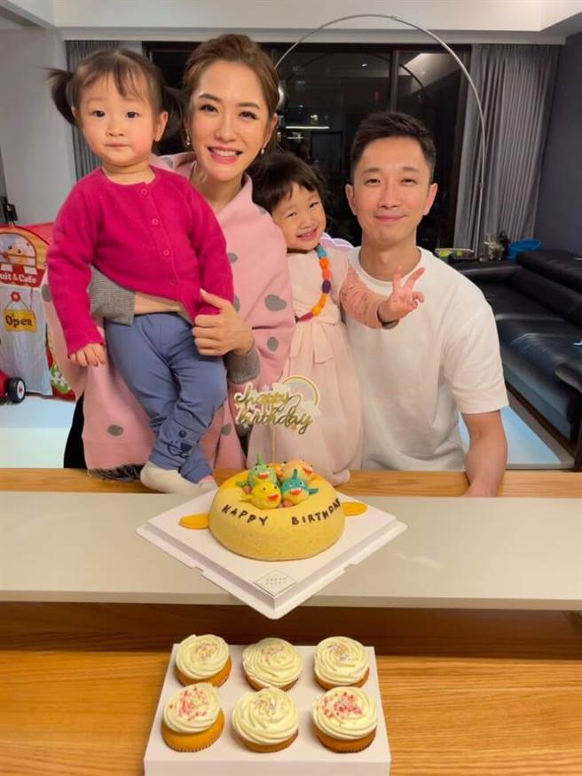 杨千霈一家四口幸福合照。（Ouwey欧薇名品提供）