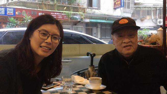 许水德过世后，郑丽文在脸书上PO出过去曾和他一起喝咖啡时的照片。(图 翻摄自郑丽文脸书)