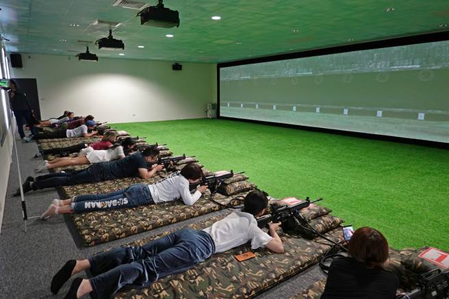 烈屿后麟营区广受游客欢迎的「步枪模拟射击馆」是国内唯一模拟真枪体验的观光景点。（金门县府观光处提供）