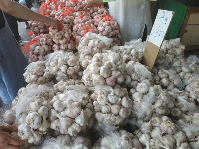 云林县政府农业处推估国内大蒜供需应可达平衡，呼吁农民勿信谣言抢售。（张朝欣摄）