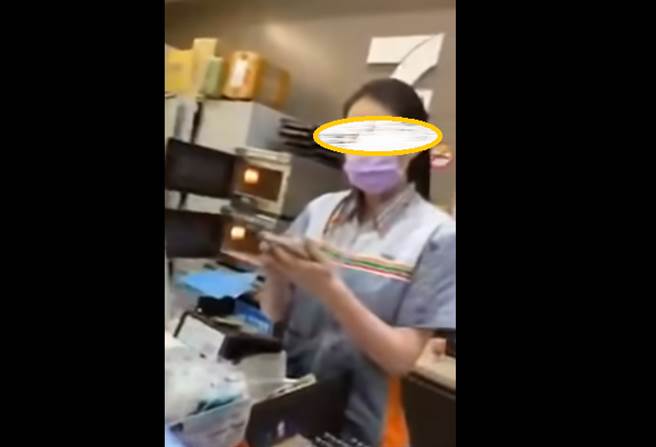 女子不满超商女店员未立即回应打折问题，怒拍下影片上网反遭网友肉搜。（图／翻摄脸书爆料公社）