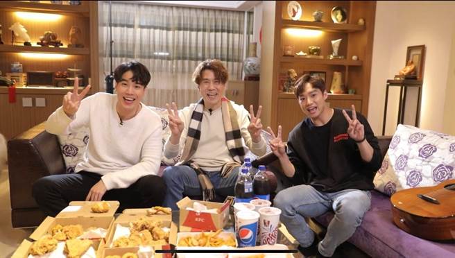 谢毅宏(左)和表兄弟一起参与罗时丰(中)的网路节目。图／艾迪升传播提供
