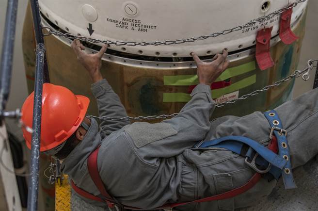 原本仅预定服役约10年的义勇兵3型，至今已坚守岗位50年，美将呼吁尽速研发下一代陆基洲际弹道飞弹。图为美军官兵维修义勇兵3型。（图／DVIDS）