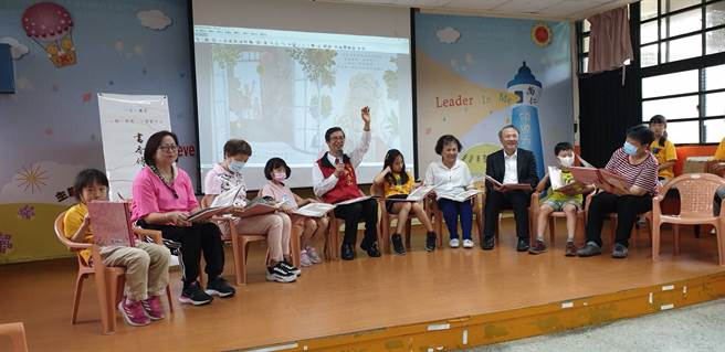 111教育发展协进会理事长吴清山（图中举手者）今天前往基隆市尚仁国小致赠图书，并与学童和爷爷奶奶共读绘本。   111教育发展协进会提供
