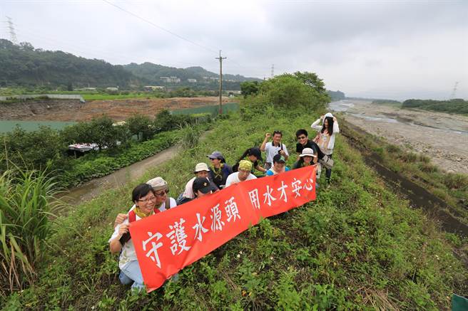 紀錄片導演柯金源2014年拍攝《水戰》，記錄新竹民眾在竹東呼籲保護水資源的活動。(柯金源提供)