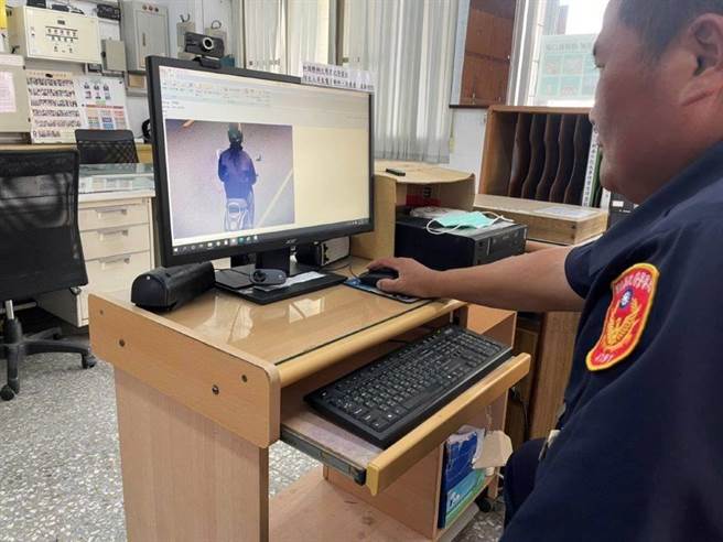 警员陈丰全凭发票狂调监视器加上脸书搜寻，不到6小时后找到钱包失主。(警方提供／谢佳潾屏东传真)