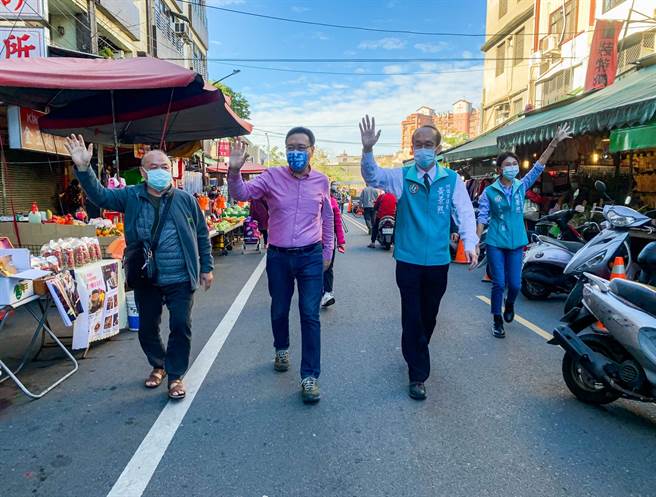 桃園市長擬參選人黃適卓（中）表態，支持挺三接。（摘自臉書）