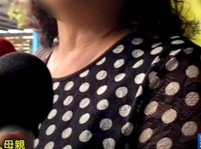 遭肉搜挞伐女子的母亲，代女儿向社会大眾道歉。（图／翻摄中视画面）