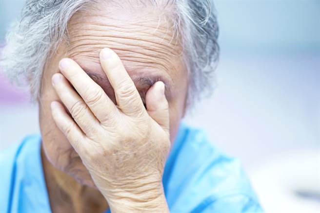 一名80歲老婦這半年來身體出現異常變化，幾乎不踏出家門，家人帶她就醫檢查後發現，原來是她子宮脫垂，造成她身體不適，不敢出門。(達志影像/示意圖非當事人)