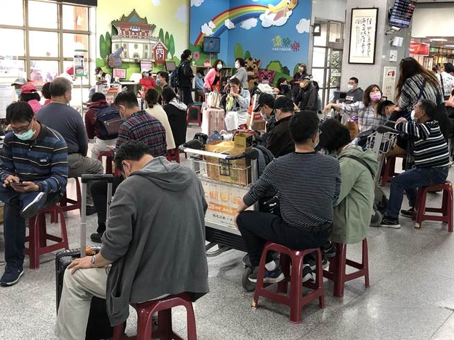 金门今日天候好转，一扫连日来雾气瀰漫的阴霾，尚义机场全天起降72班，来回疏运7158名旅客。（李金生摄）