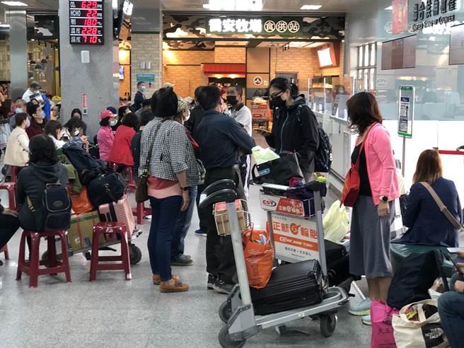 金门尚义机场今天挤满候补旅客，入夜后仍有200余人无机可搭。（李金生摄）