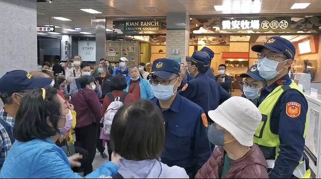 滞留旅客对航空公司未多加开班机怨言四起，火大场面一度有些紧张。（李金生摄）
