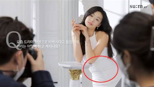 全智贤替保养品拍广告，被发现小腹凸出。(图／翻摄自sum37_official IG)
