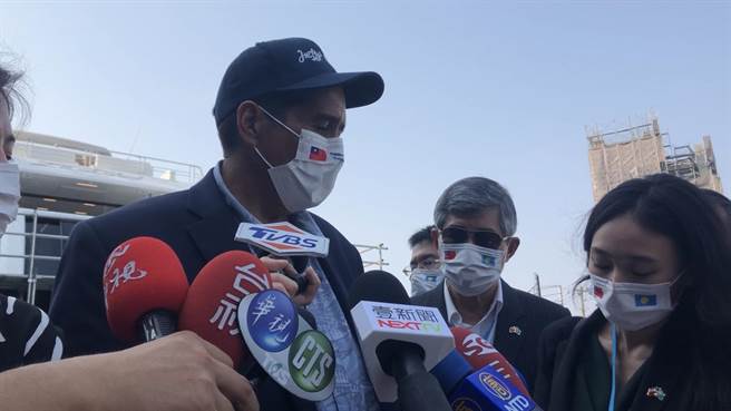 帛琉总统惠恕仁一行31日下午参访高雄前镇的东哥游艇公司和小港的嘉鸿游艇公司，他参观东哥游艇公司之后说那些游艇非常高端，政府给他的薪水可能没有办法付得起；惠恕仁邀请游艇公司的代表到帛琉帮助他们评估一下，看有没有什么机会能建设港口和发展相关产业。(刘宥廷摄)