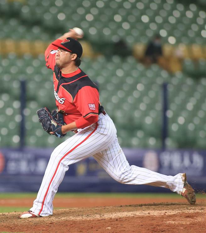 味全龙日籍投手田泽纯一救援失败。（资料照，黄国峰摄）